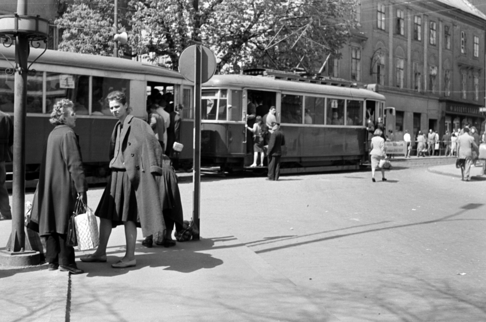 Szlovákia, Pozsony, námestie Slovenského národného povstania (egykor Vásár tér), háttérben a 11 szám., 1963, Barbjerik Ferenc, Csehszlovákia, villamos, kalauz, Fortepan #148769