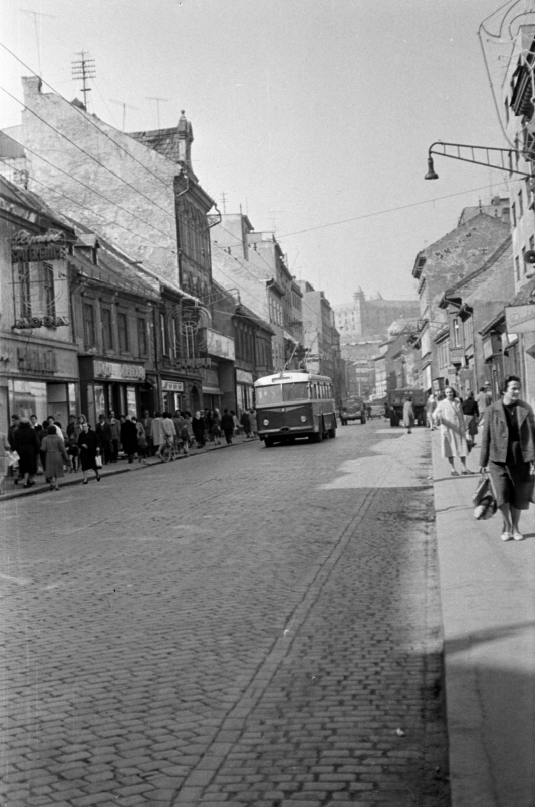 Slovakia, Bratislava, Obchodná (egykor Széplak utca), háttérben a vár., 1963, Barbjerik Ferenc, Czechoslovakia, Fortepan #148773