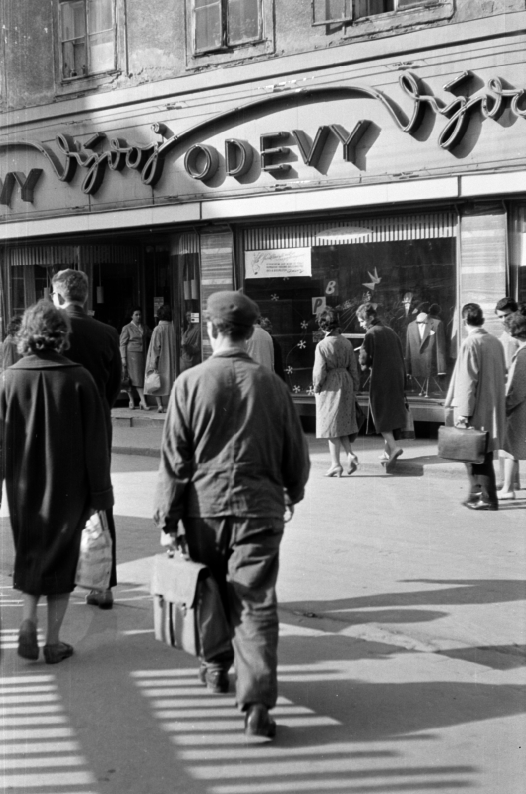 1963, Barbjerik Ferenc, Csehszlovákia, neon felirat, aktatáska, Fortepan #148779