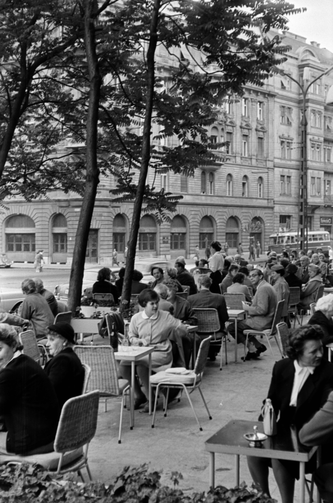 Hungary, Budapest XI., Szent Gellért tér, a Gellért Szálló terasza. Szemben jobbra a Bartók Béla út., 1963, Barbjerik Ferenc, genre painting, Budapest, Fortepan #148783