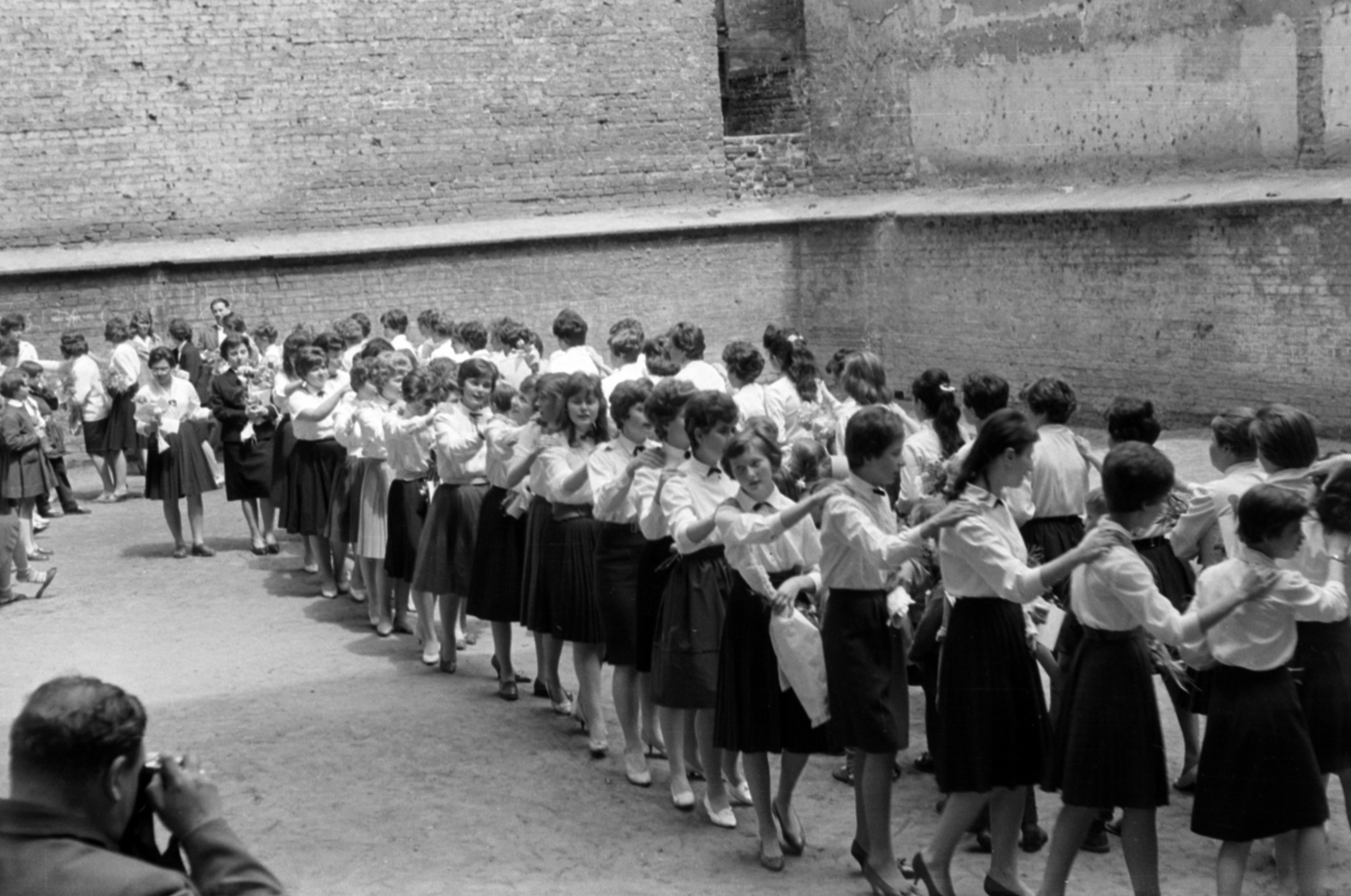 Hungary, Budapest VI., Lovag utca 9-11., Általános Iskola (később Diákszempont Általános Iskola és Gimnázium)., 1963, Barbjerik Ferenc, yard, flower, graduation, girl, Budapest, Fortepan #148786