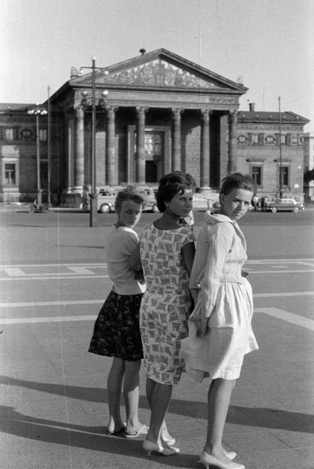 Hungary, Budapest XIV., Hősök tere, háttérben a Műcsarnok., 1963, Barbjerik Ferenc, Budapest, Fortepan #148792