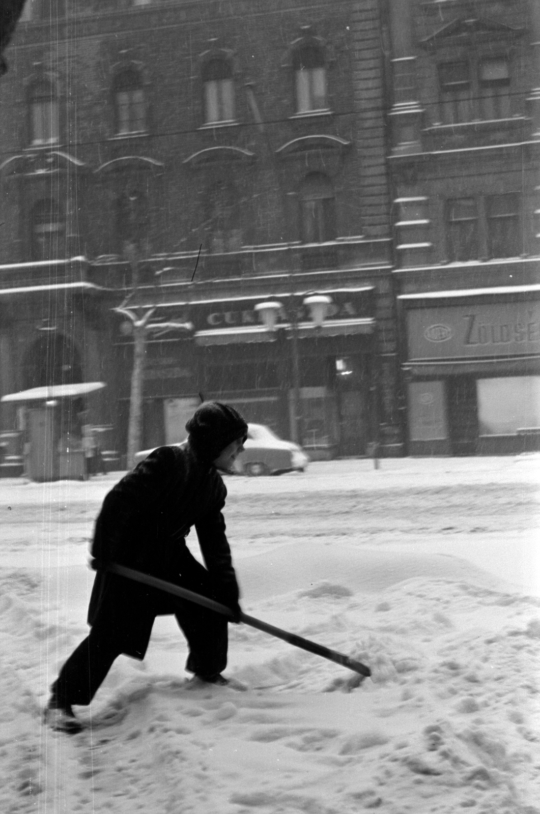Hungary, Budapest VI., szemben balra a Teréz körút 41. (Lenin körút 95.)., 1964, Barbjerik Ferenc, snow, snow worker, pastry shop, Budapest, Fortepan #148802