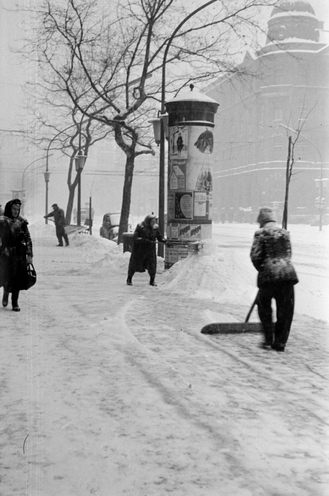 Hungary, Budapest VI., Teréz (Lenin) körút a Nyugati (Marx) tér felé nézve, jobbra a Podmaniczky (Rudas László) utca sarkon a posta., 1964, Barbjerik Ferenc, ad pillar, snow worker, Budapest, Fortepan #148804