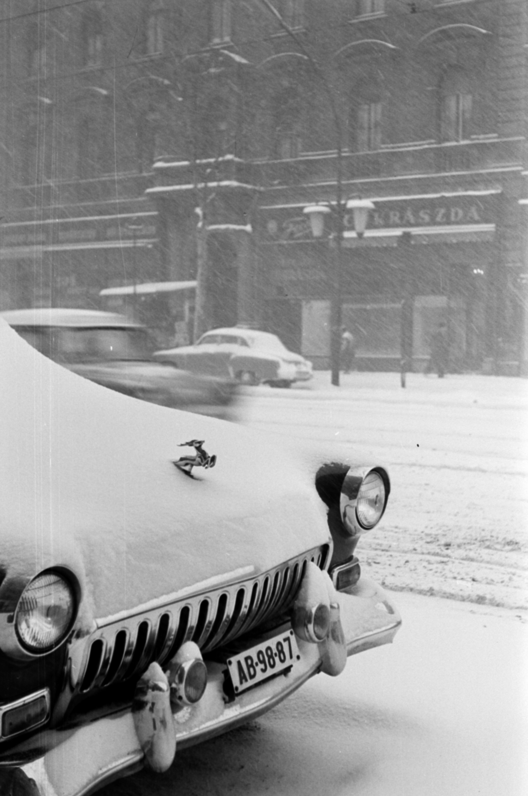 Hungary, Budapest VI., szemben a Teréz körút 41. (Lenin körút 95.)., 1964, Barbjerik Ferenc, snow, pastry shop, number plate, Budapest, Fortepan #148805