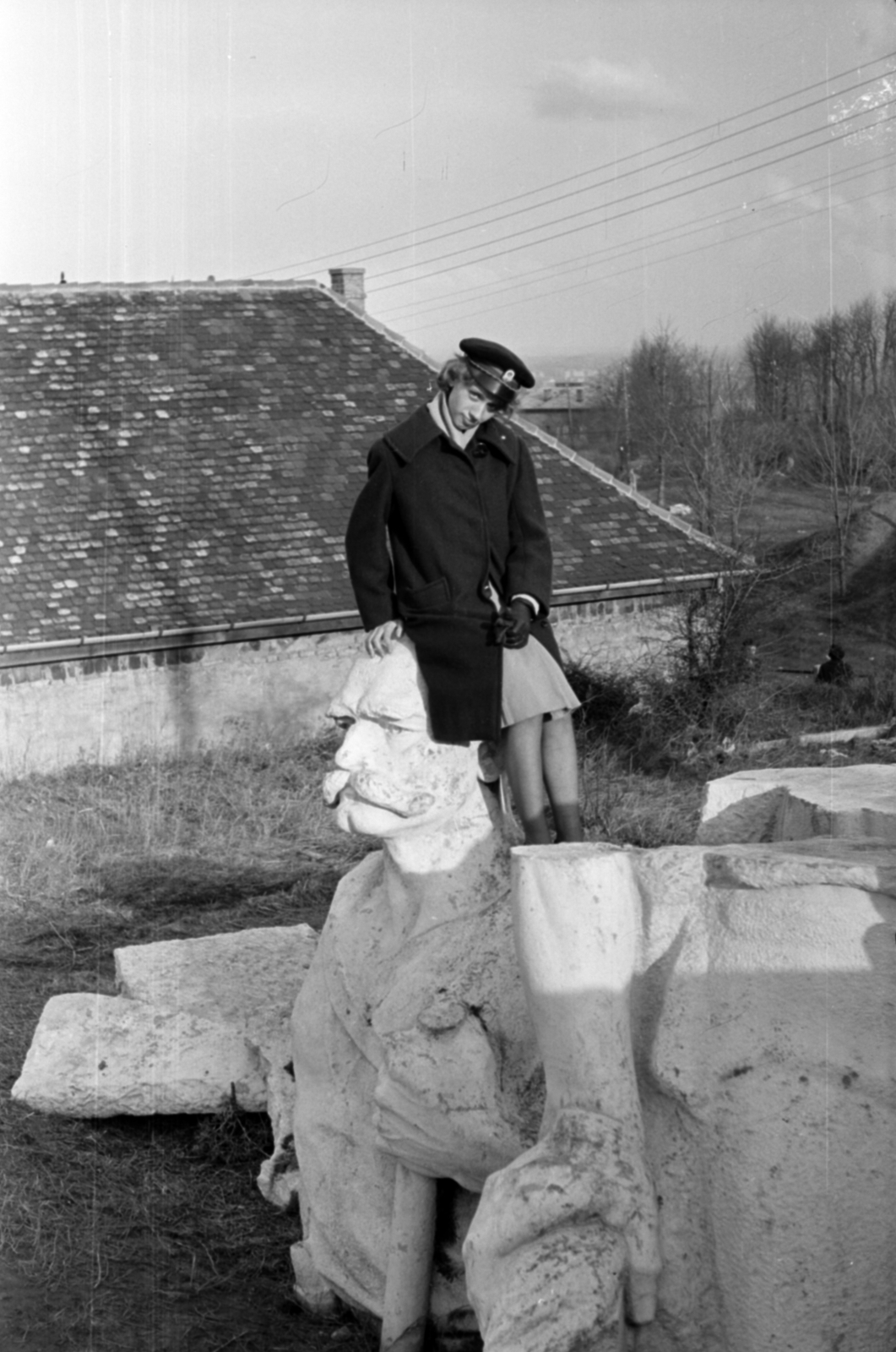 Hungary, Óbuda, Budapest III., Kolostor út, a Kiscelli Múzeum melletti park. A lebontott Nemzeti munka szobrának darabjai., 1964, Barbjerik Ferenc, sculpture, Budapest, sitting on a sculpture, Fortepan #148808