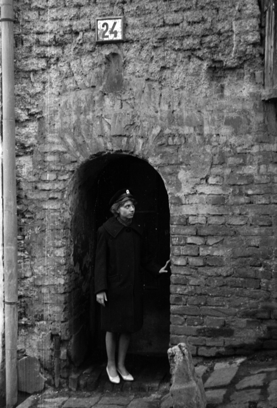 Magyarország, Budapest II., a Gül Baba utca 24-es számú ház kapuja., 1964, Barbjerik Ferenc, Budapest, házszám, ajtóban állás, Fortepan #148813