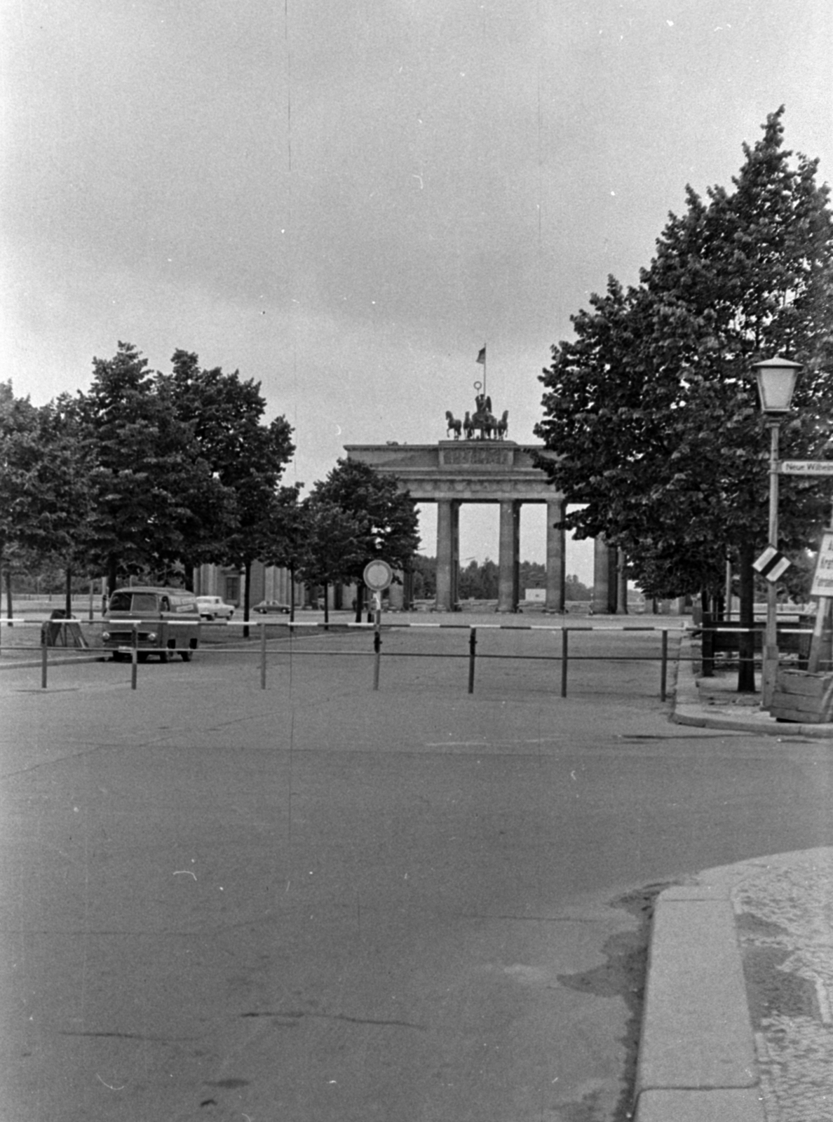 Germany, Berlin, Kelet-Berlin, a Brandenburgi kapu az Unter den Linden felől., 1964, Barbjerik Ferenc, GDR, Berlin Wall, East-Berlin, Fortepan #148828