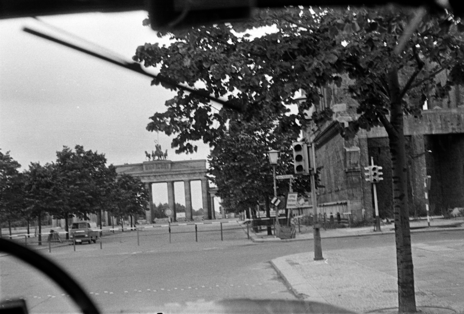 Germany, Berlin, Kelet-Berlin, a Brandenburgi kapu az Unter den Linden felől, jobbra a Wilhelmstraße (Neue Wilhelmstraße)., 1964, Barbjerik Ferenc, GDR, Berlin Wall, East-Berlin, Fortepan #148830