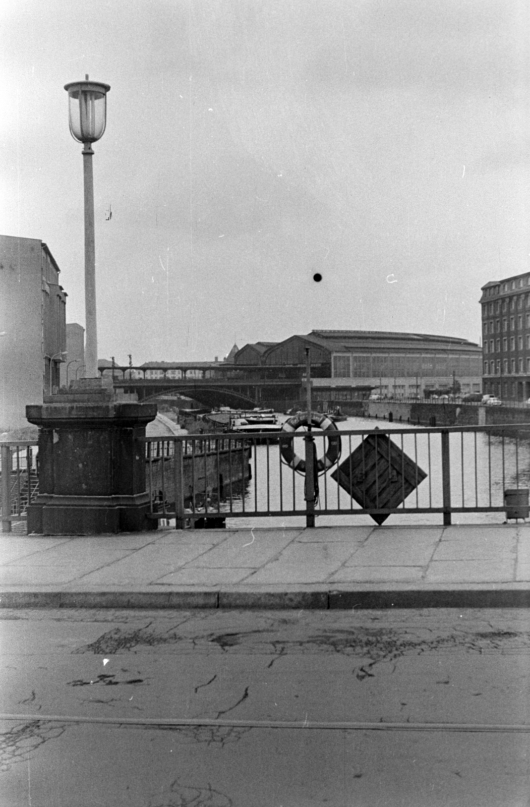 Németország, Berlin, Kelet-Berlin, Marschallbrücke a Friedrichstrasse pályaudvar felé nézve., 1964, Barbjerik Ferenc, híd, NDK, vasútállomás, Kelet-Berlin, Fortepan #148831