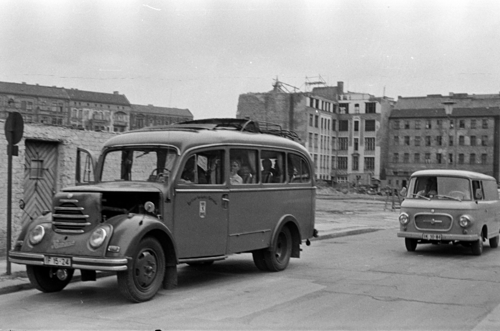 Germany, Berlin, Kelet-Berlin, Johannisstrasse a Friedrichstrasse felől a Tucholskystrasse felé, balra a háttérben a Oranienburger Strasse., 1964, Barbjerik Ferenc, bus, Barkas-brand, GDR, damaged building, East-Berlin, Fortepan #148832