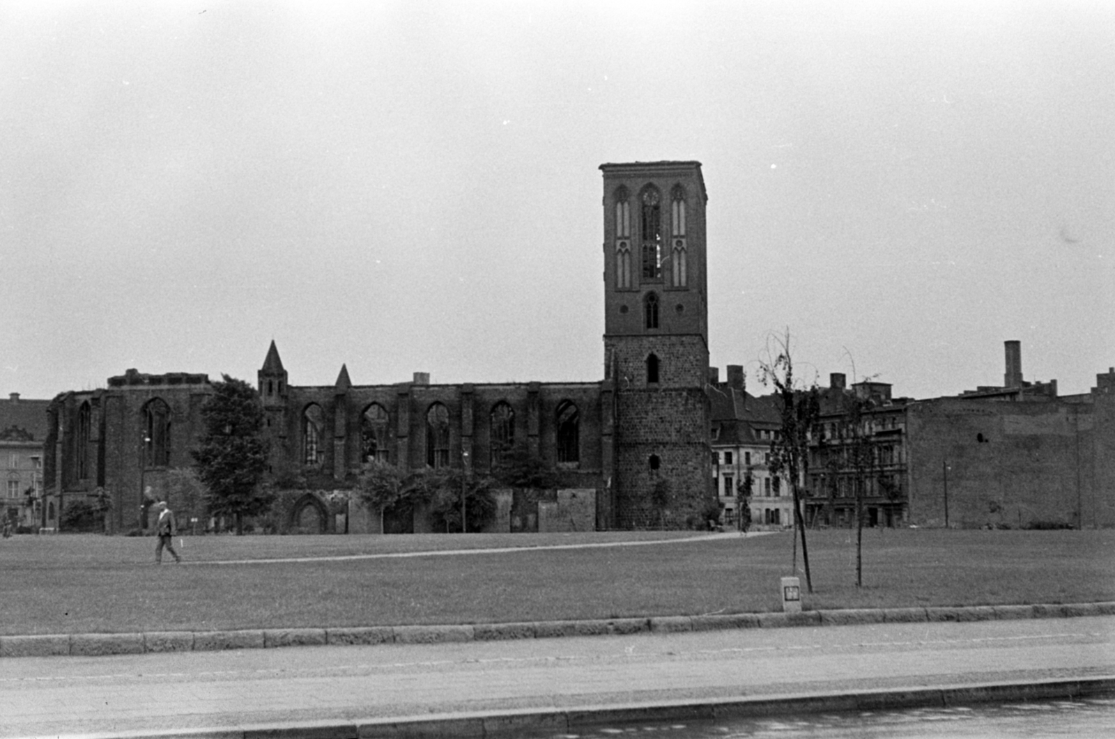 Germany, Berlin, Kelet-Berlin, a romos Nikolaikirche a Rathausstrasse felől., 1964, Barbjerik Ferenc, church, war damage, GDR, damaged building, East-Berlin, Fortepan #148834