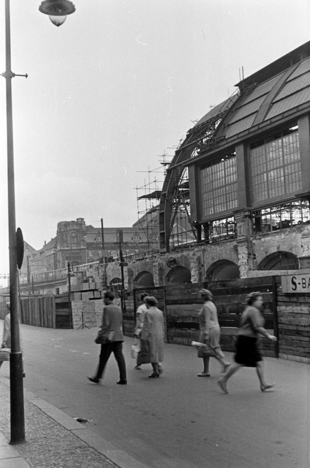 Germany, Berlin, Kelet-Berlin, az Alexanderplatz pályaudvar a Grunerstrasse felé nézve., 1964, Barbjerik Ferenc, GDR, train station, East-Berlin, Fortepan #148835