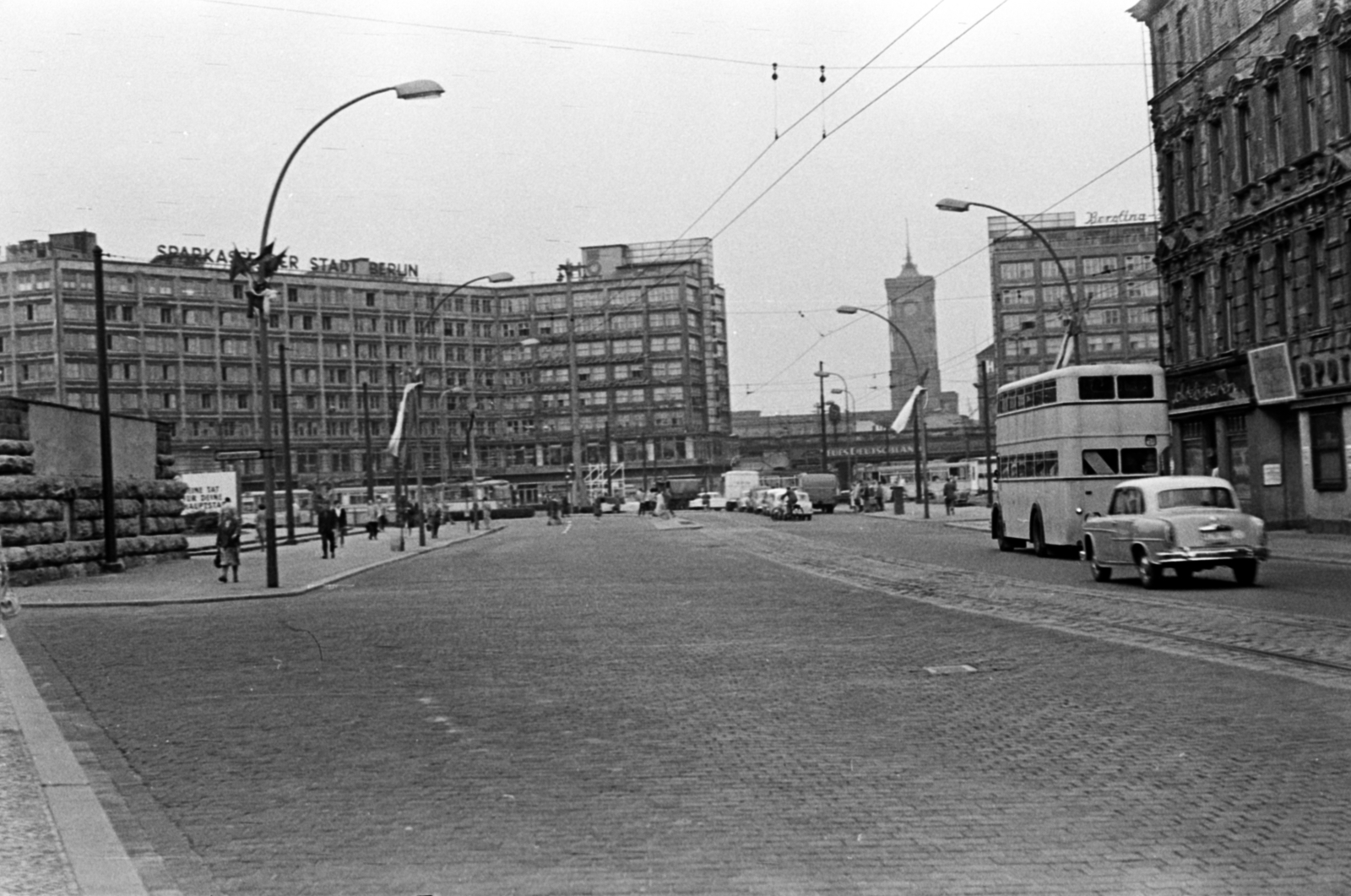 Germany, Berlin, Kelet-Berlin, Alexanderplatz az Otto Braun Strasse (Hans Beimler Strasse) felől nézve. Háttérben a Vörös Városháza (Rotes Rathaus) tornya látszik., 1964, Barbjerik Ferenc, bus, GDR, double-decker, East-Berlin, Fortepan #148836