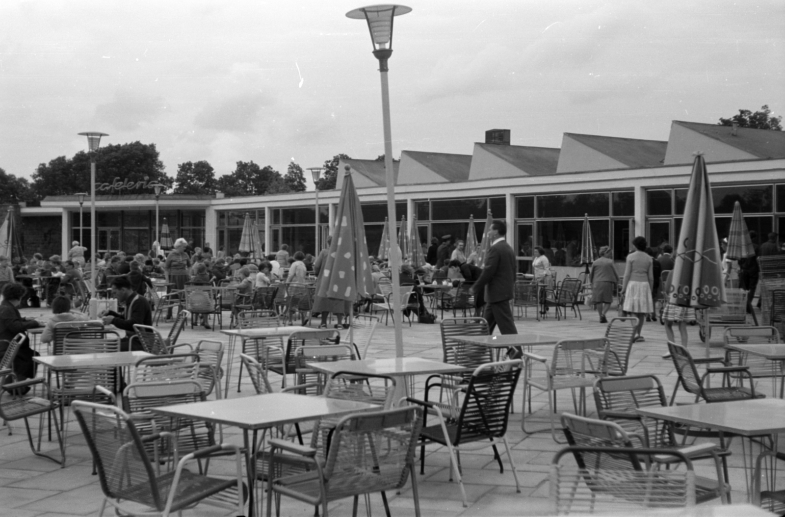 Germany, Berlin, Kelet-Berlin, Am Tierpark 125., Berlini Állatpark (Tierpark Berlin). "Cafeteria" vendéglö., 1964, Barbjerik Ferenc, terrace, GDR, Fortepan #148844