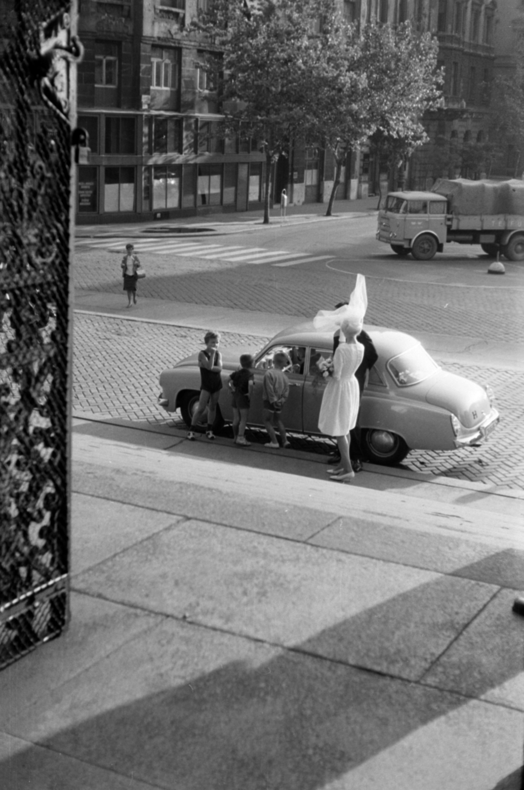 Hungary, Budapest V., Szent István tér, a felvétel Szent István-bazilika főkapujánál készült., 1964, Barbjerik Ferenc, Budapest, Fortepan #148849