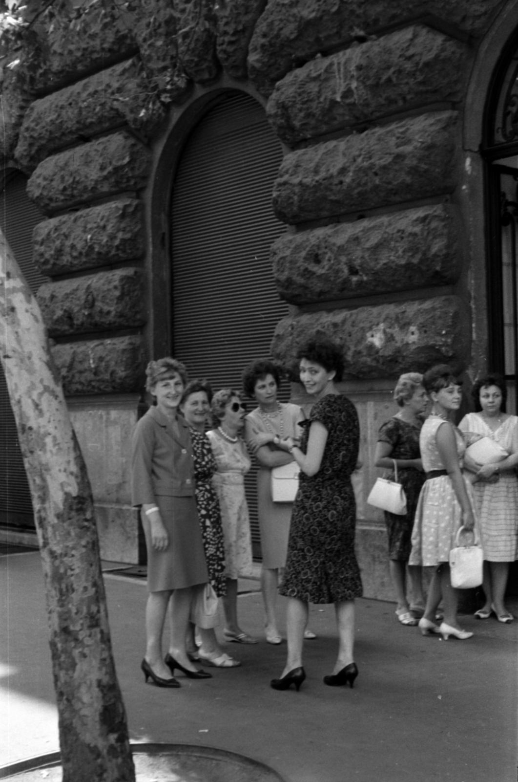 Hungary, Budapest V., Vértanúk tere (Ságvári tér) 1., a felvétel a 2. számú Központi Házasságkötő Terem előtt készült., 1964, Barbjerik Ferenc, Budapest, Fortepan #148850