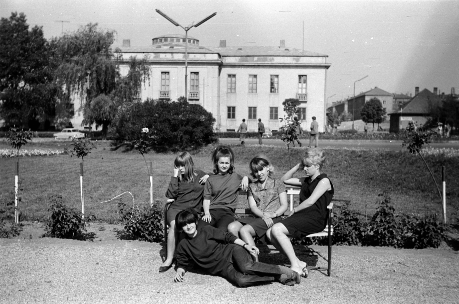 Magyarország, Komló, Városház (Lenin) tér, háttérben a Pártbizottság épülete (később József Attila Városi Könyvtár és Muzeális Gyűjtemény)., 1965, Barbjerik Ferenc, park, csoportkép, Fortepan #148872