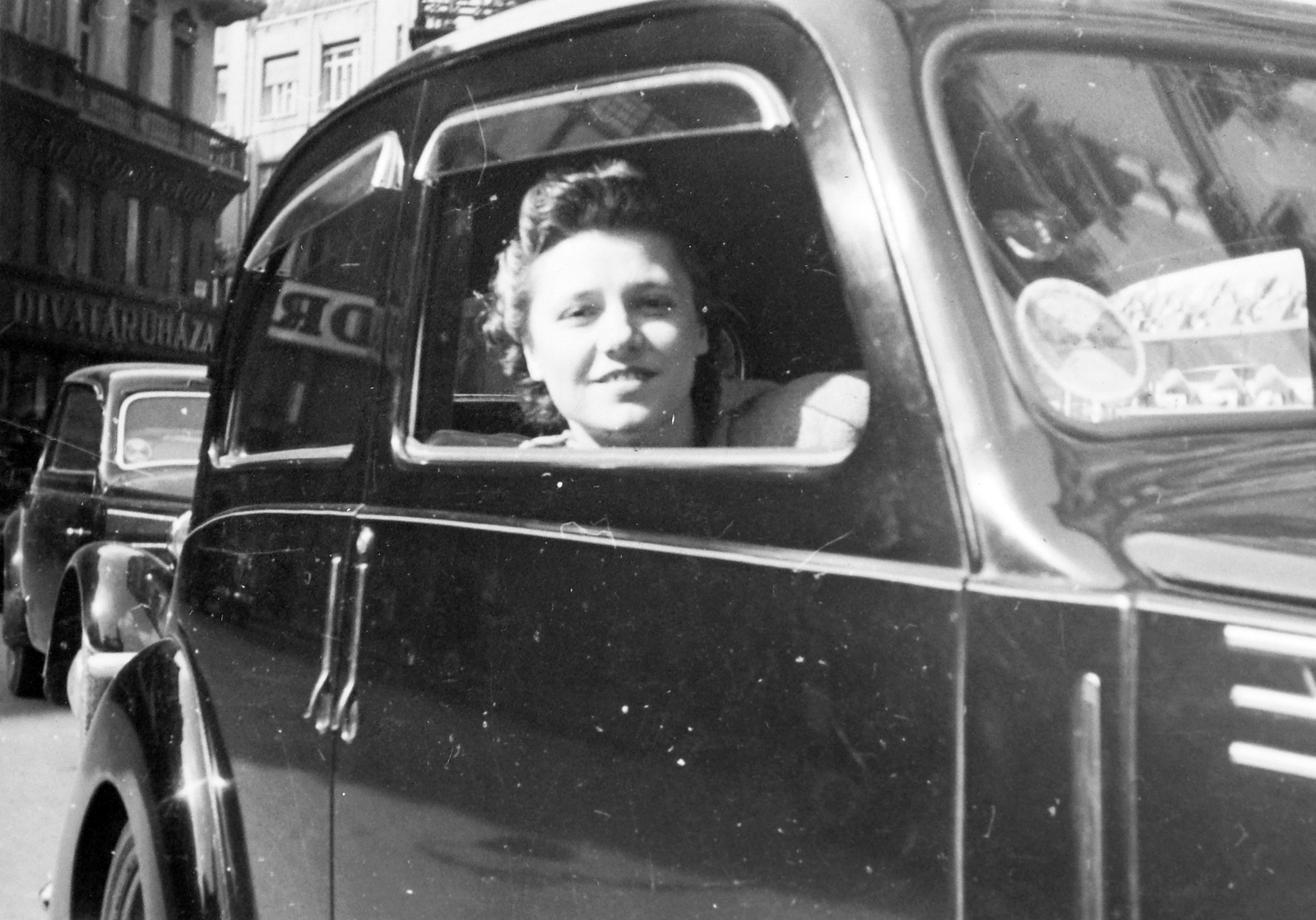 Magyarország, Budapest V., Szervita tér, háttérben a Kristóf tér sarka., 1941, Négyesi Pál, Fiat-márka, olasz gyártmány, automobil, Fiat 1100B, Budapest, lányok-járművek, Fortepan #14889