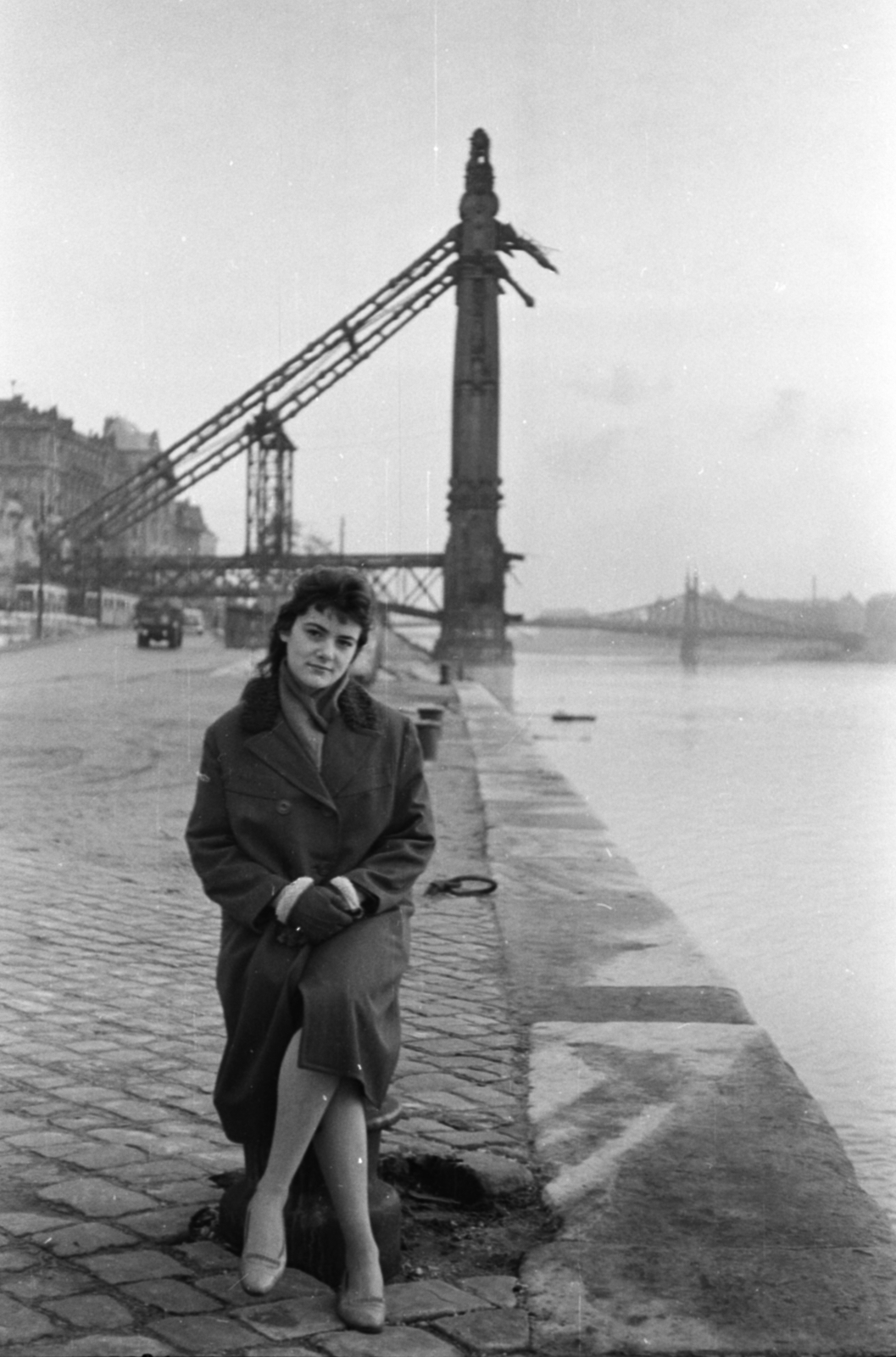 Magyarország, Budapest V., pesti alsó rakpart, háttérben a lerombolt Erzsébet híd pesti hídfője., 1958, Fortepan/Album027, Budapest, átvetett láb, hídroncs, hölgy, Fortepan #148903