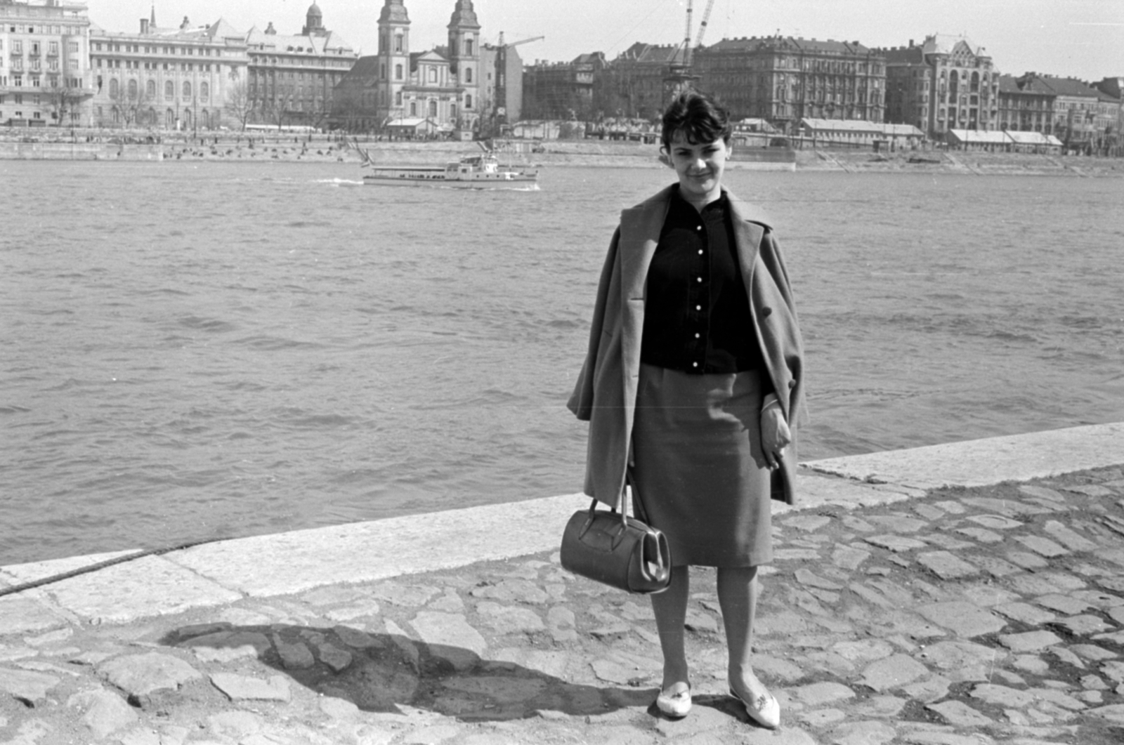 Magyarország, Budapest V.,Budapest I., budai alsó rakpart, a Duna túlpartján a Március 15. tér és a Belgrád rakpart épületei. A felvétel a lerombolt Erzsébet híd helyén közlekedő átkelőhajó állomásának közelében készült., 1962, Fortepan/Album027, Budapest, Fortepan #148919