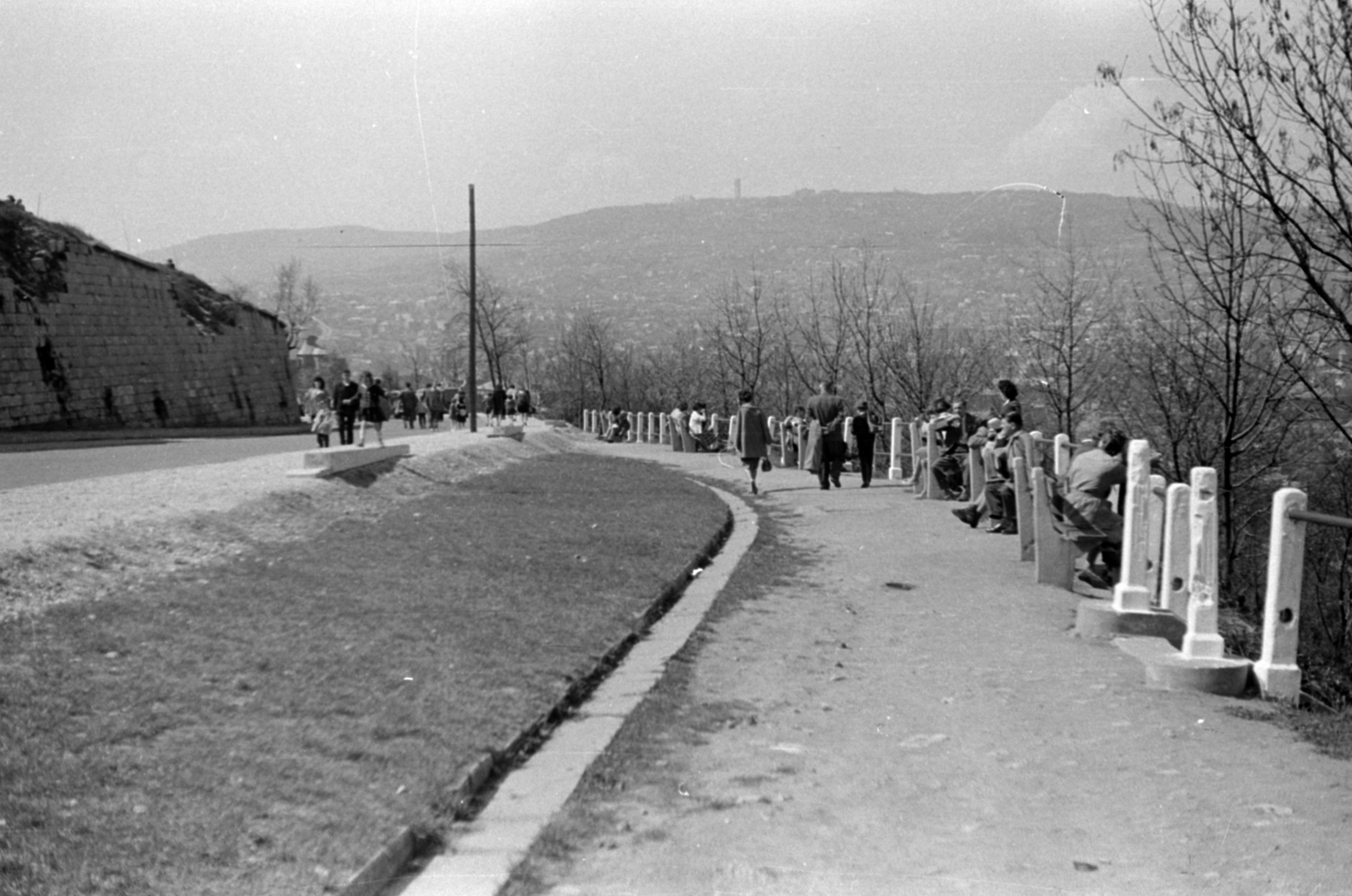 Hungary, Budapest XI., sétány a Citadellánál, kilátás a Széchenyi-hegy felé., 1962, Fortepan/Album027, Budapest, Fortepan #148921