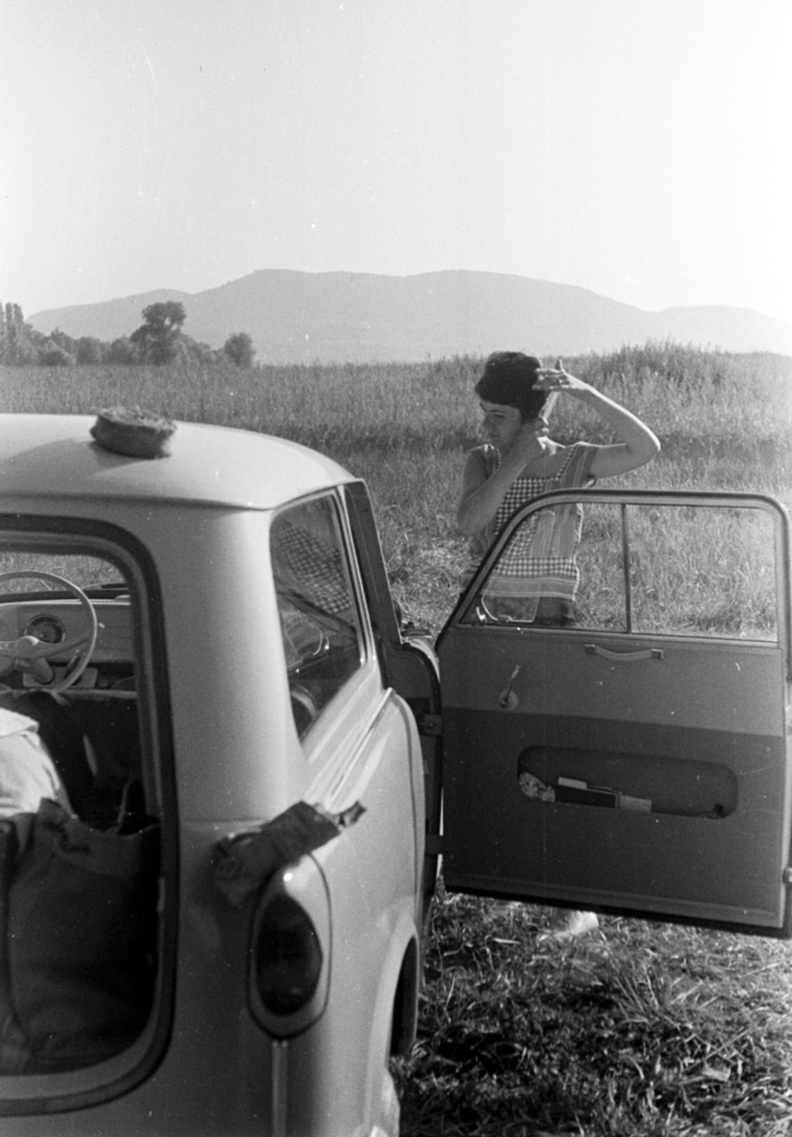 Magyarország,Balaton, Badacsony, Badacsonytomaj, kilátás Ábrahámhegy irányába., 1965, Fortepan/Album027, Trabant-márka, Trabant 500, fésülködés, lányok-járművek, Fortepan #148923