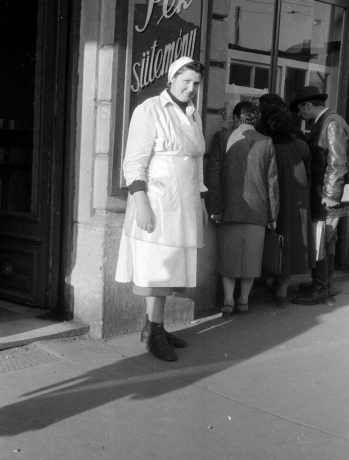 Hungary, Miskolc, a felvétel a Hunyadi utca 4. számű ház jobb oldali épületrészében lévő Tejcsárda előtt készült., 1959, Fortepan/Album027, Fortepan #148936