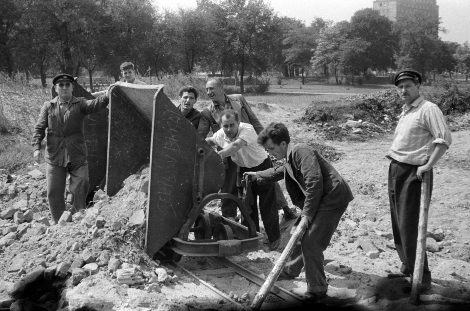 Hungary, People's Park, Budapest VIII.,Budapest X., a terület feltöltése bontási törmelékkel. A háttérben a Könyves Kálmán körút - Vajda Péter utca sarkon álló Ganz irodaház., 1961, Fortepan/Album027, railway cart, Budapest, Fortepan #148944