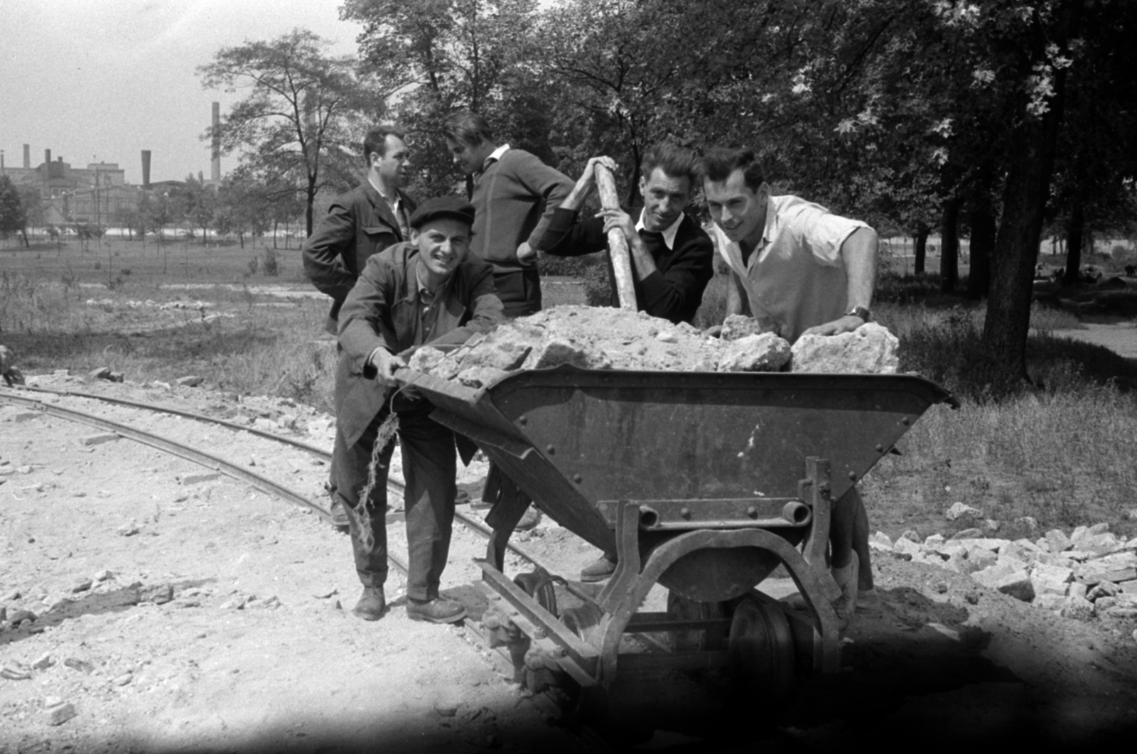 Hungary, People's Park, Budapest X., a terület feltöltése bontási törmelékkel., 1961, Fortepan/Album027, railway cart, Budapest, Fortepan #148947