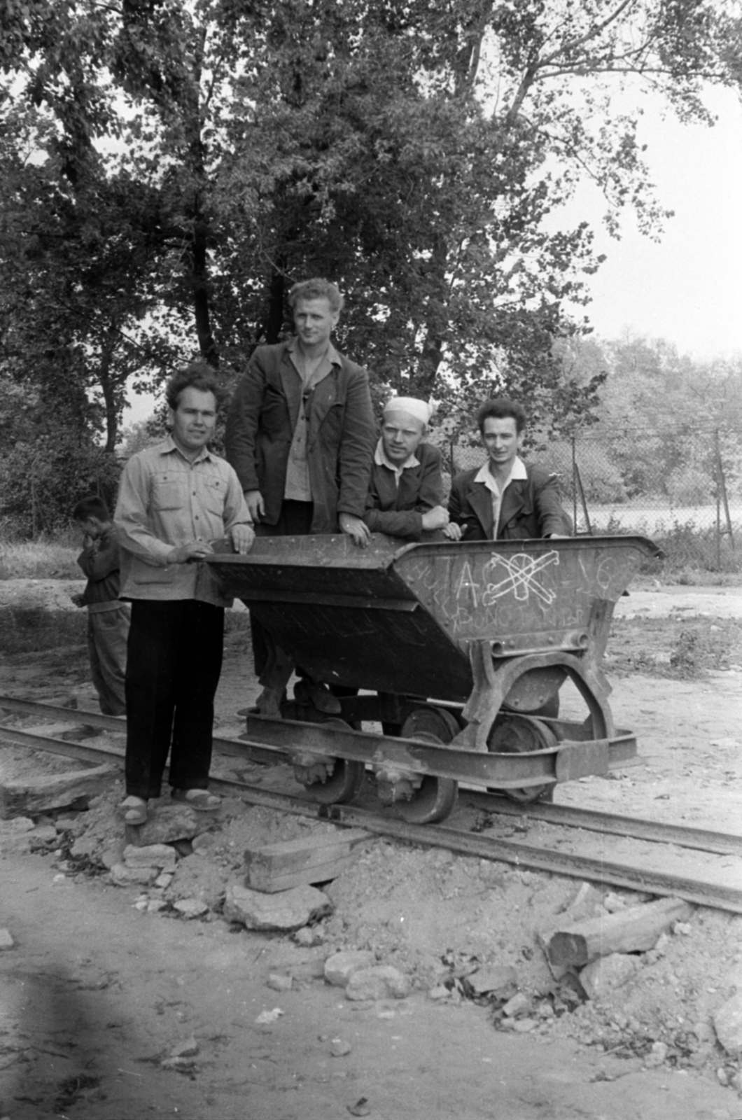 Hungary, People's Park, Budapest X., a terület feltöltése bontási törmelékkel., 1961, Fortepan/Album027, railway cart, Budapest, Fortepan #148948