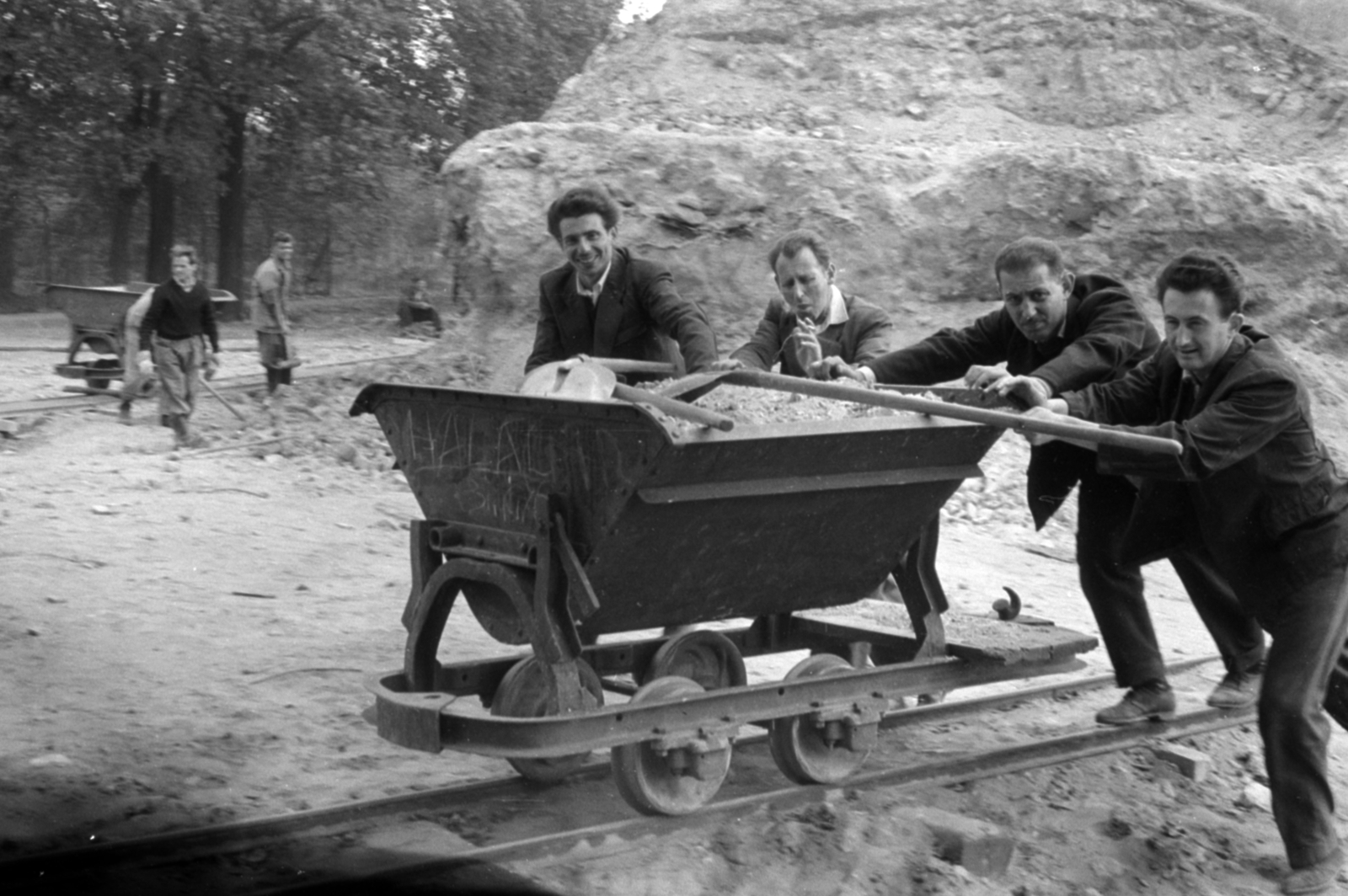 Hungary, People's Park, Budapest X., a terület feltöltése bontási törmelékkel., 1961, Fortepan/Album027, railway cart, Budapest, Fortepan #148949