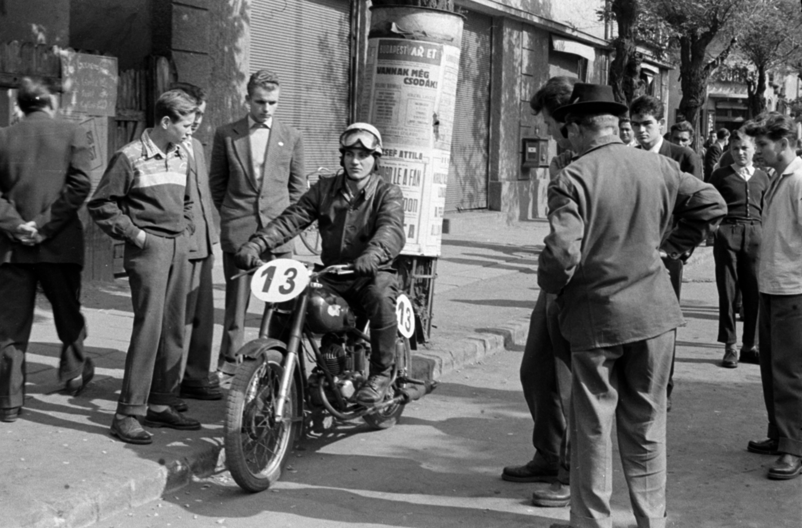 Magyarország, Budapest XV., Fazekas Ferenc emlékére rendezett háztömb körüli motorverseny az Eötvös utca - Arany János utca - Bocskay utca - Bácska (Ságvári Endre) utca által határolt területen., 1958, Fortepan/Album027, Budapest, kíváncsiság, rajtszám, Fortepan #148981