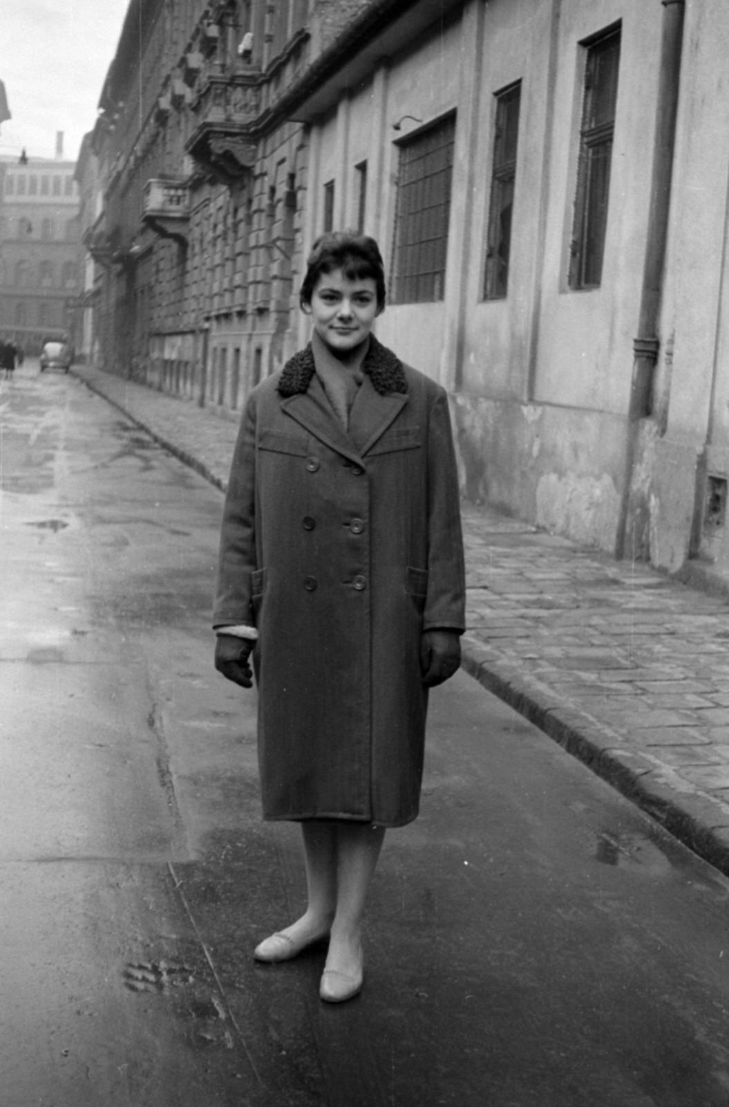 Magyarország, Budapest VIII., Bacsó Béla utca, távolban a Népszínház utca., 1957, Fortepan/Album027, Budapest, hölgy, hajviselet, dupla soros kabát, télikabát, Fortepan #148984