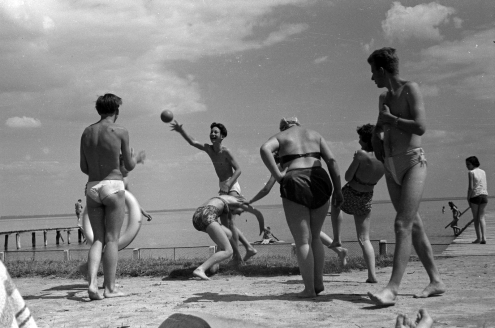 Magyarország, Balatonalmádi, Wesselényi strand., 1957, Fortepan/Album027, játék, labda, Fortepan #149003