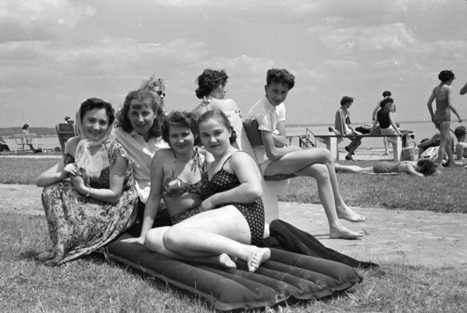 Hungary, Balatonalmádi, Wesselényi strand., 1957, Fortepan/Album027, air mattress, Fortepan #149007