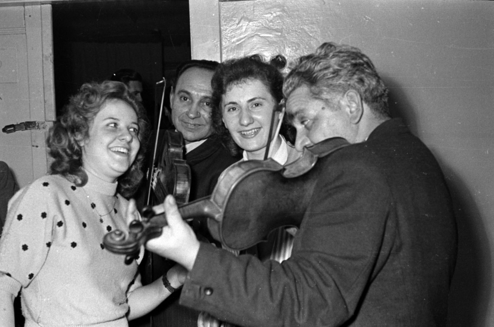 Hungary, Budapest VIII., Tolnai Lajos utca 25., Budapesti Sütőporgyár., 1957, Fortepan/Album027, Budapest, singing, violin, Fortepan #149013