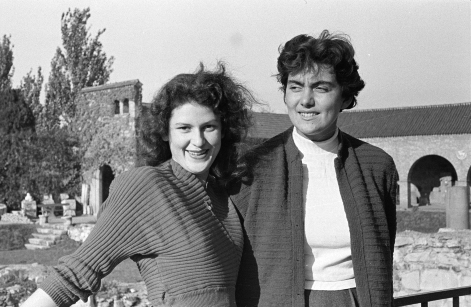 Hungary, Székesfehérvár, Romkert., 1959, Fortepan/Album027, women, smile, museum, stones, Fortepan #149038