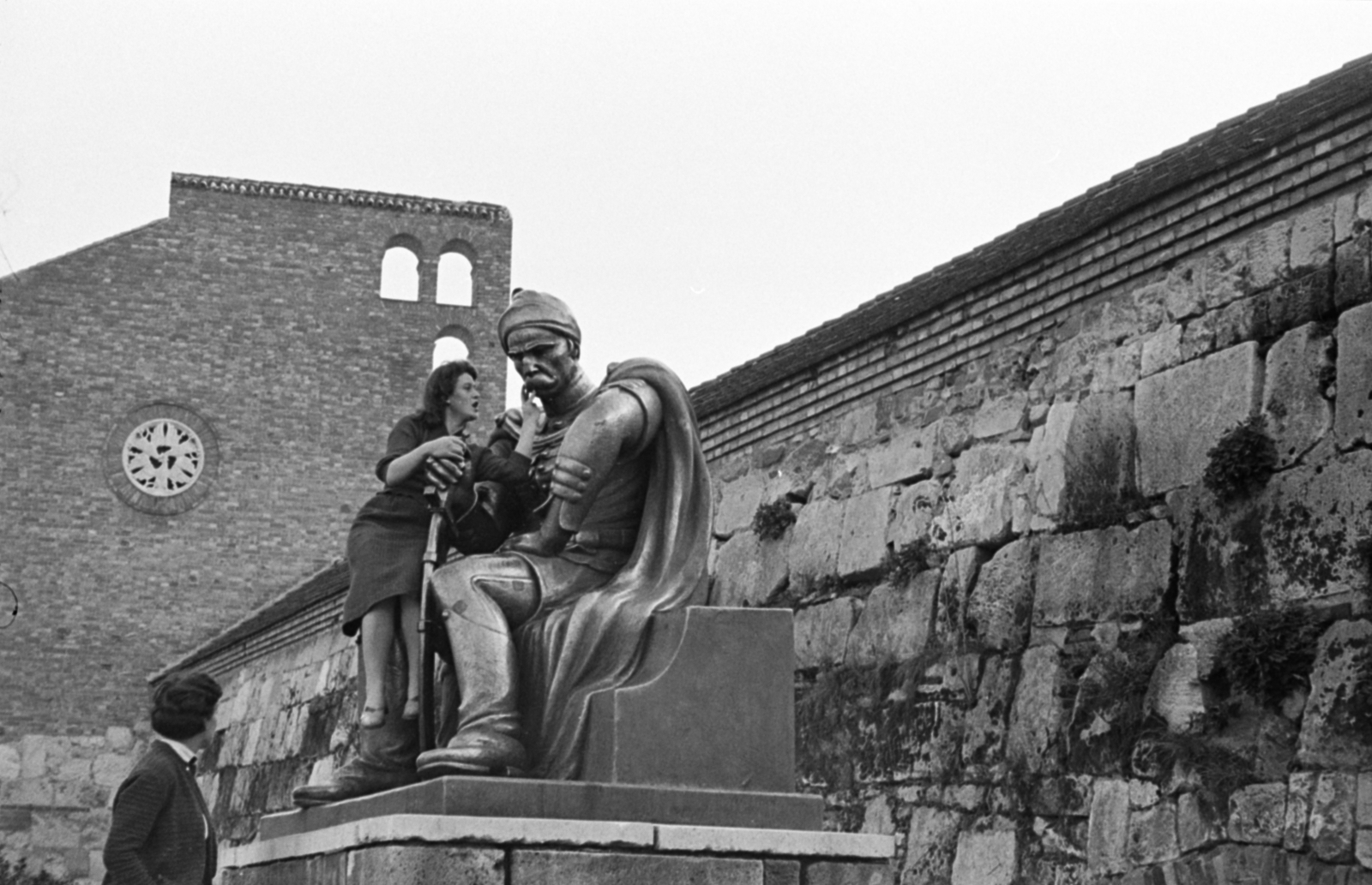 Hungary, Székesfehérvár, Prohászka liget, Wathay Ferenc várkapitány szobra (Lux Elek, 1937.)., 1959, Fortepan/Album027, sculpture, castle wall, Fortepan #149039