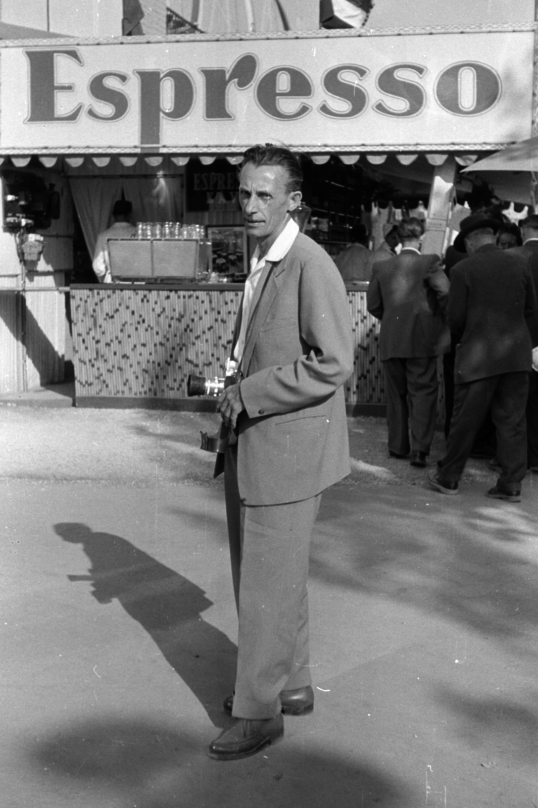 Hungary, Budapest XIV., 1960, Fortepan/Album027, Budapest, espresso, suit, camera, man, Fortepan #149062