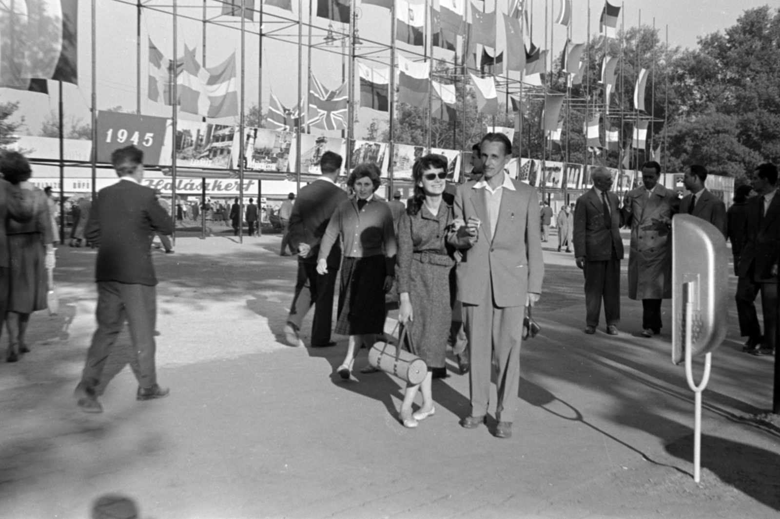 Hungary, Budapest XIV., 1960, Fortepan/Album027, Budapest, man and woman, flag, reflection, Fortepan #149067