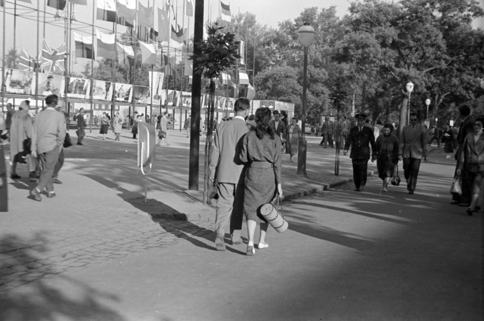 Hungary, Budapest XIV., 1960, Fortepan/Album027, Budapest, man and woman, flag, back, reflection, Fortepan #149068