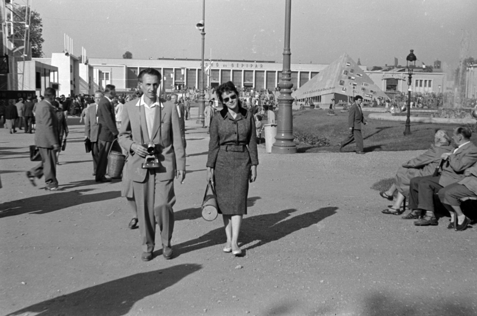 Hungary, Budapest XIV., 1960, Fortepan/Album027, Budapest, man and woman, camera, Fortepan #149070