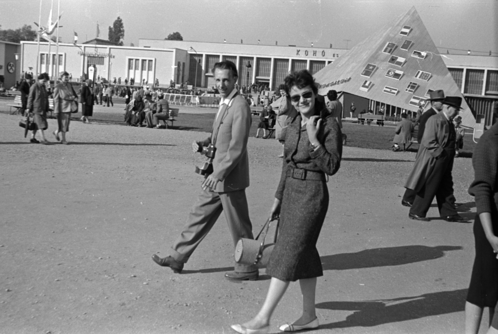 Hungary, Budapest XIV., 1960, Fortepan/Album027, Budapest, smile, fabrics clothes, shades, lady, Fortepan #149071