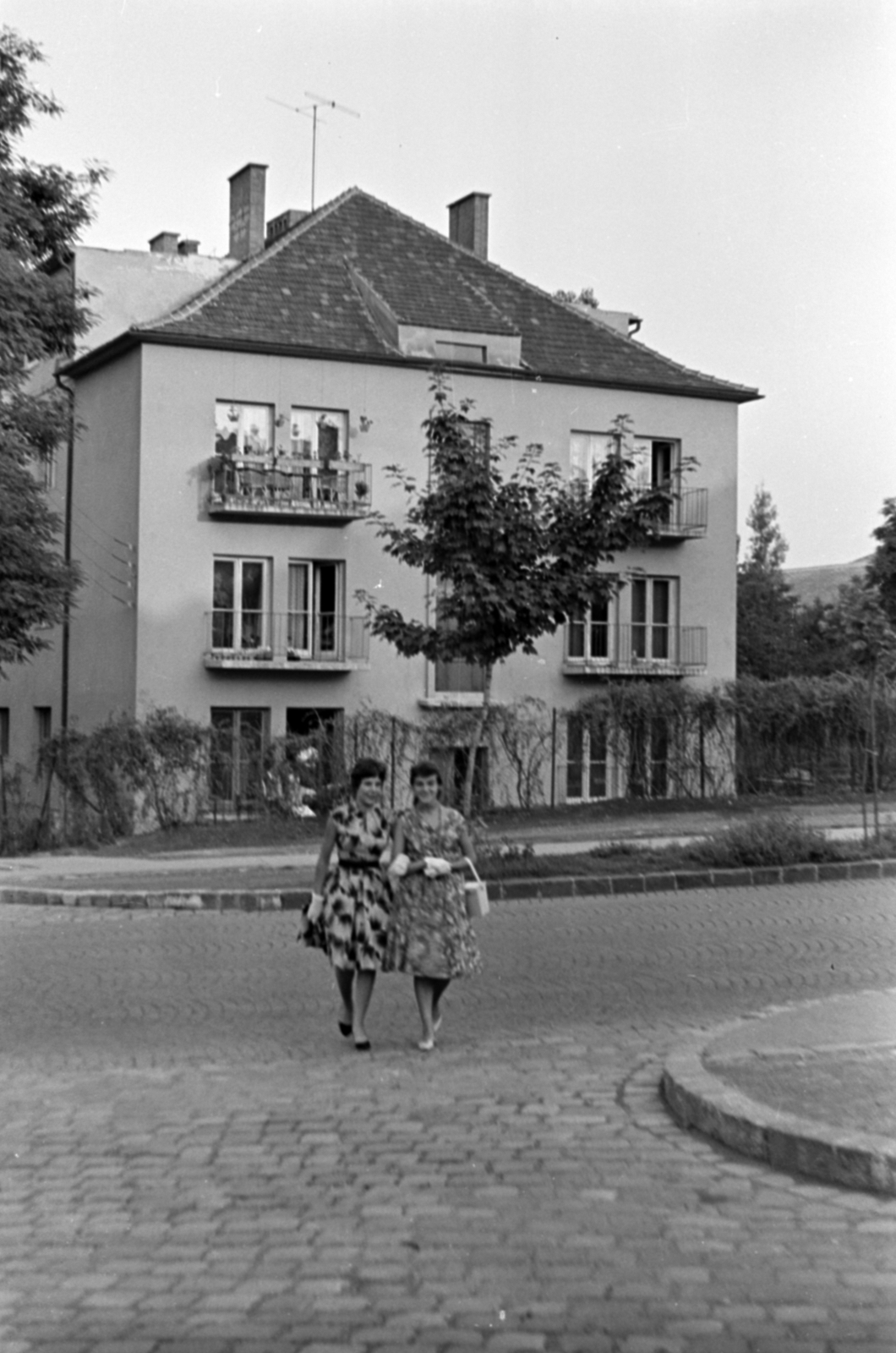 Hungary, Budapest XII., Hollósy Simon utca 40. a Németvölgyi út sarkán, az Agárdi út felől nézve, 1961, Fortepan/Album027, Budapest, Fortepan #149095