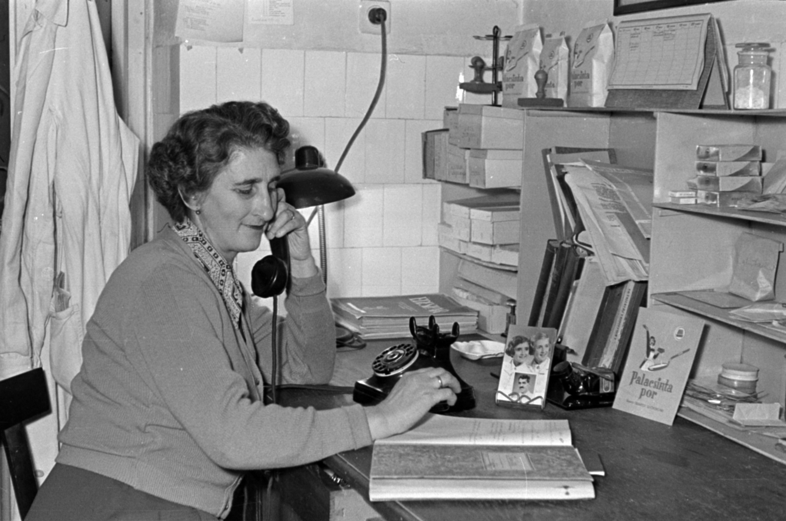 Hungary, Budapest VIII., Tolnai Lajos utca 25., a Budapesti Sütőporgyár irodája., 1958, Fortepan/Album027, Budapest, employee, notebook, desk calendar, telephone, Fortepan #149110