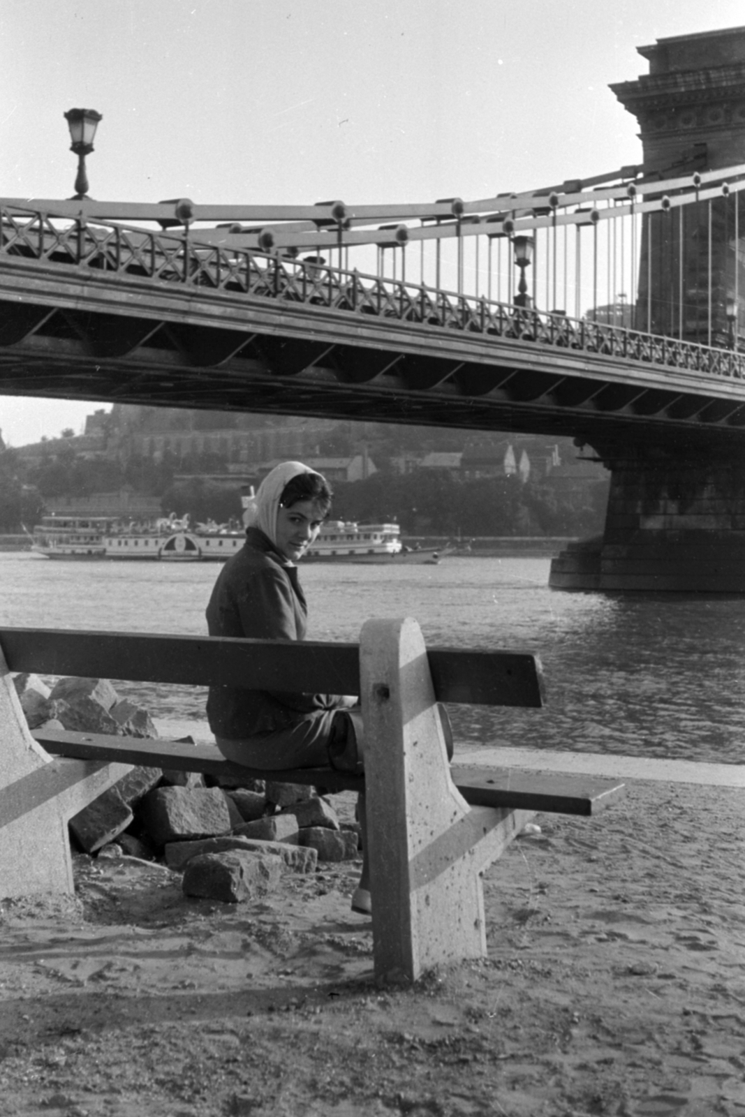 Magyarország, Budapest V.,Budapest I., pesti alsó rakpart, háttérben a Széchenyi Lánchíd és a budai Vár., 1962, Fortepan/Album027, Budapest, Fortepan #149116