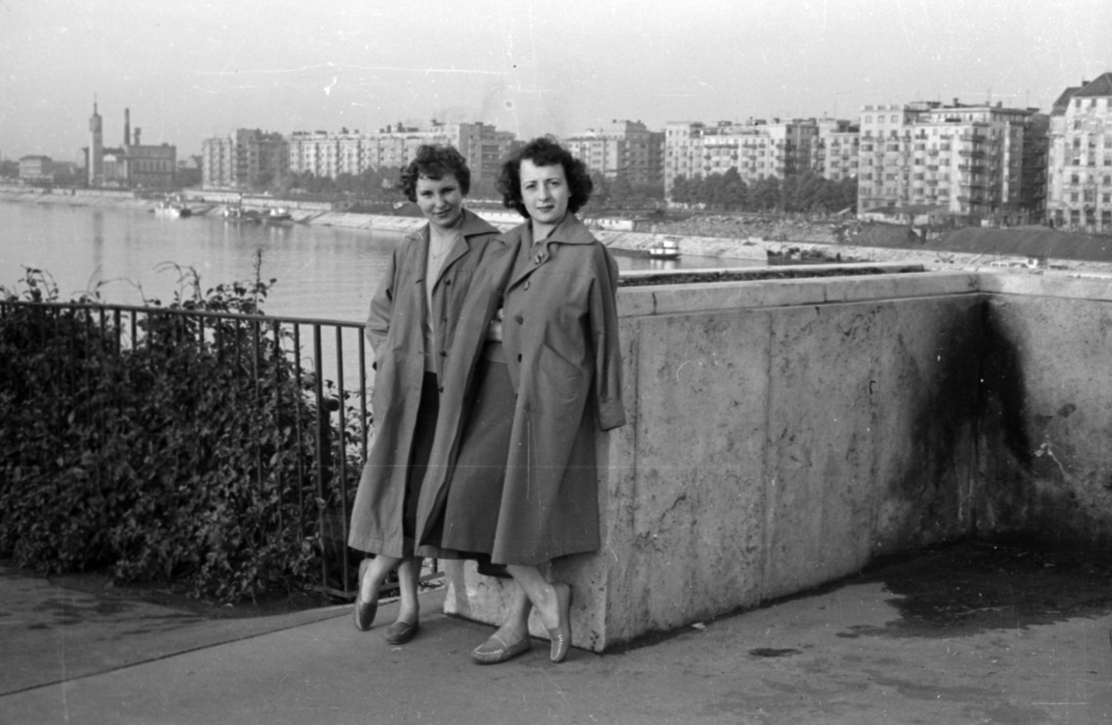 Magyarország, Margitsziget, Budapest, háttérben az Újpesti rakpart. Balra a Pozsonyi úti református templom, középen a Szent István park épületei, jobbra a Palatinus házak., 1962, Fortepan/Album027, folyó, ház, park, templom, hídfő, nő, Fortepan #149129