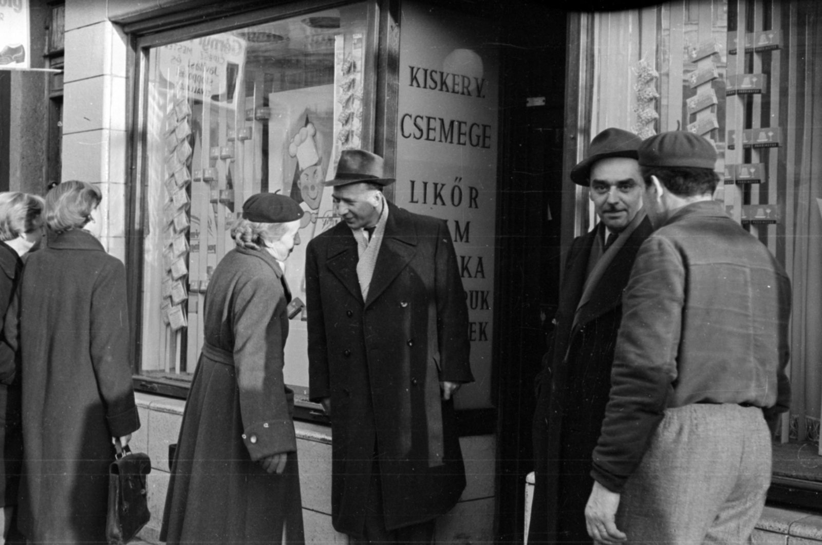 Magyarország, Szombathely, a felvétel a Fő (Köztársaság) tér 38. szám, a Kis-Csemege előtt, a Budapesti Sütőporgyár bemutatója alkalmával készült., 1957, Fortepan/Album027, üzletportál, élelmiszerbolt, Fortepan #149134
