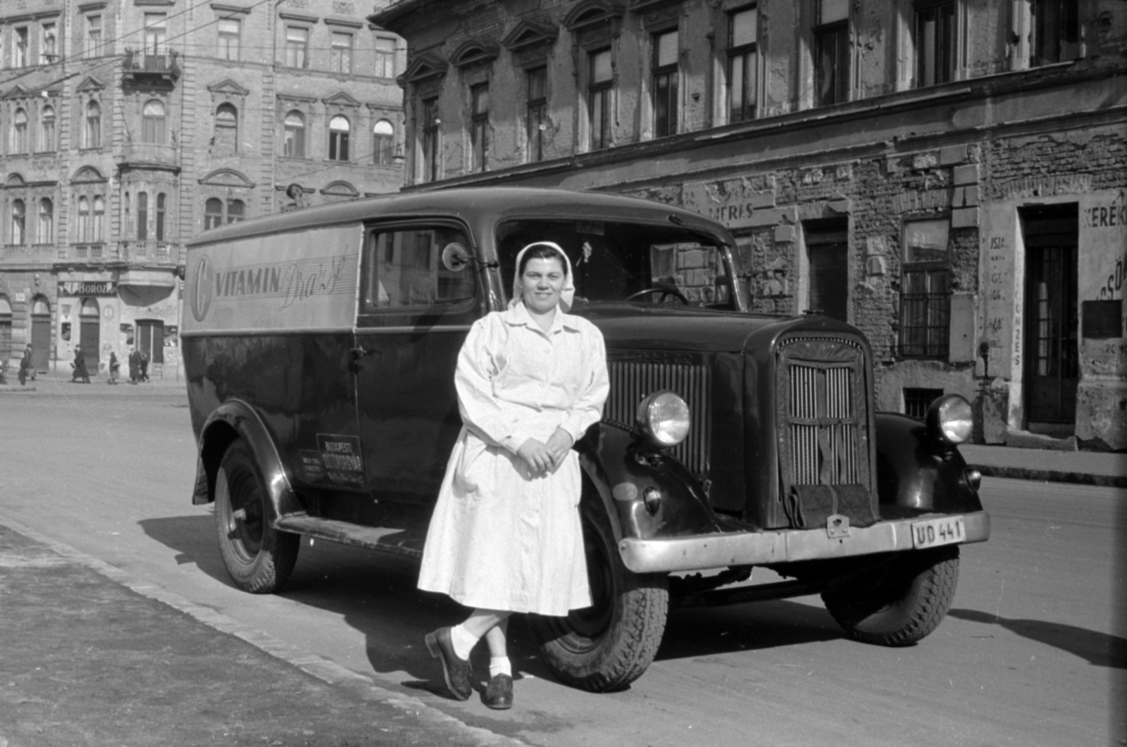 Magyarország, Budapest VIII., Kálvária tér, jobbra a tér 15. számú háza, szemben balra a Lujza utca torkolata., 1957, Fortepan/Album027, Budapest, átvetett láb, rendszám, fejkendő, élelmiszeripar, munkaköpeny, Opel Blitz, Fortepan #149156